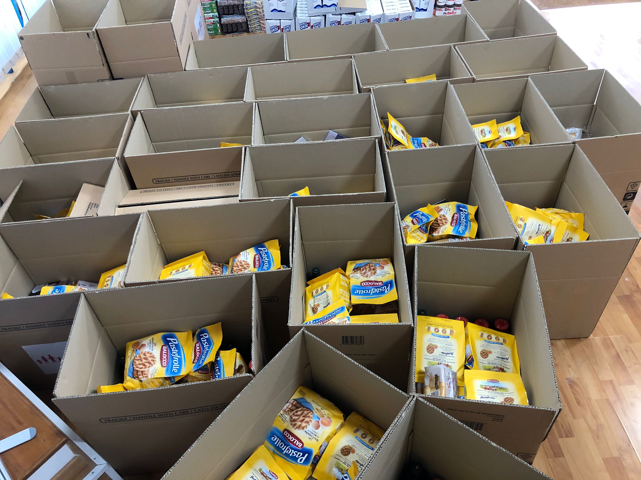 Pro Vita & Famiglia dona 50 pacchi alimentare a famiglie in difficoltà 1